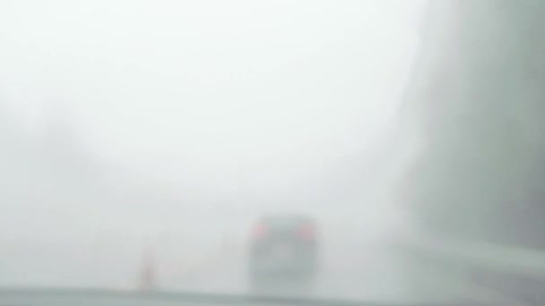 Всередині Автомобіля Вид Водіння Тумані Хмарна Дорога — стокове відео