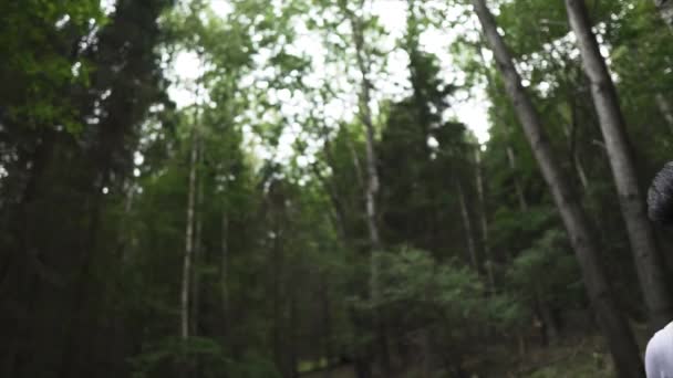 Ragazzo Nel Bosco Che Guarda Cielo — Video Stock