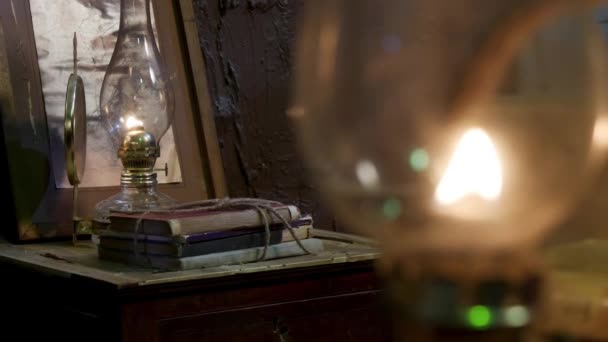 Enfoque Bastidor Una Lámpara Aceite Antigua Con Libros Encuadernados Otra — Vídeos de Stock