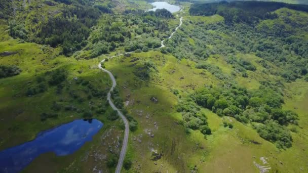 Amazing High Aerial Video Reflective Blue Lake Foreground Long Winding — Vídeo de stock