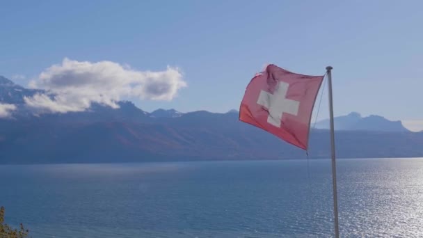 Bandera Suiza Día Muy Ventoso Lago Lman Los Alpes Fondo — Vídeo de stock