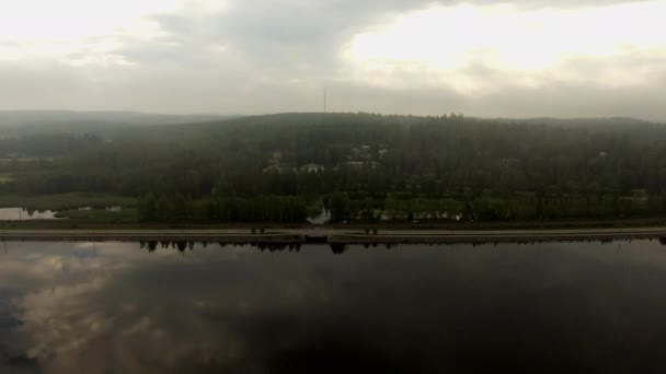 Finlandiya Sakin Küçük Bir Kasabanın Hava Görüntüleri Şafakta Gölden Yaklaşıyor — Stok video