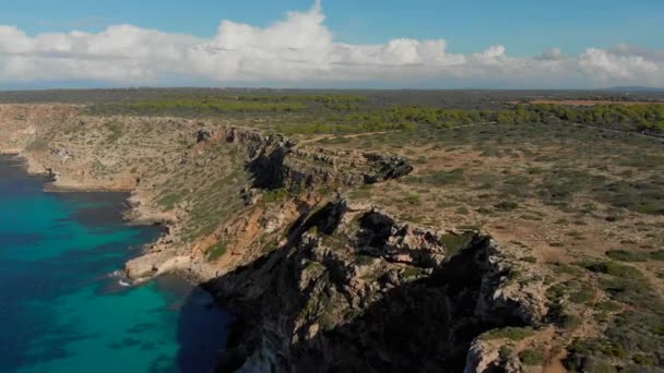 Drone Footage Flying Cliffs Sandy Ground Lot Bushes Filmed Realtime — Vídeo de Stock