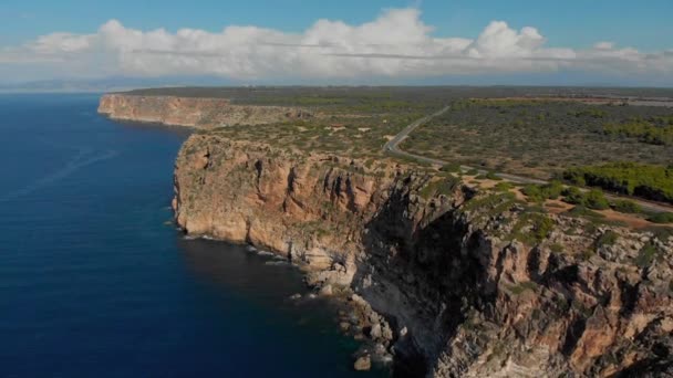 Drone Footage Flying Cliffs Cars Driving Road Background Filmed Realtime — Vídeos de Stock