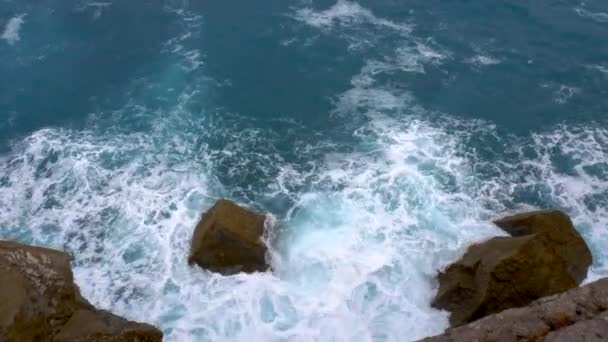 Golven Woedend Water Raken Stenen Bij Klif Geen Camerabewegingen Gefilmd — Stockvideo