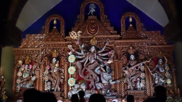 Όμορφα Είδωλα Και Γλυπτά Ινδουιστών Θεών Και Θεών Λατρεύονται Ναούς — Αρχείο Βίντεο