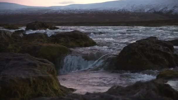 Woda Zalewająca Brzeg Wodospadu Górami Tle Zmierzchu — Wideo stockowe