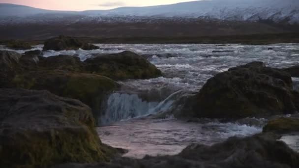 Вода Льется Через Край Водопада Горами Заднем Плане Сумерках — стоковое видео