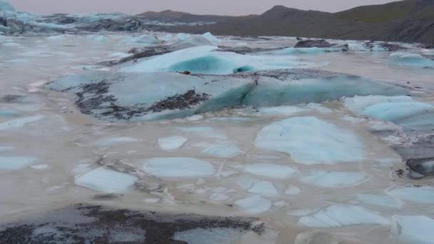 Statisch Shot Van Kleine Turquoise Ijsbergen Skaftafellsjokull Gletsjer Besneeuwde Bergen — Stockvideo