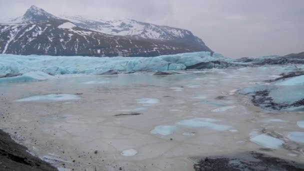 Statico Colpo Mare Skaftafellsjokull Ghiacciaio Turchese Montagne Innevate Sullo Sfondo — Video Stock