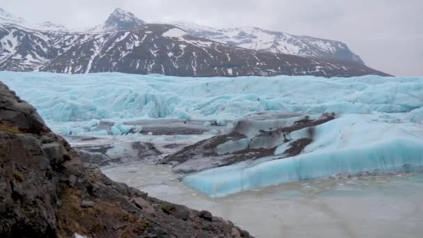 Statik Turkuaz Sahilinin Görüntüsü Skaftafellsjokull Buzulu Arka Planda Karlı Dağlar — Stok video