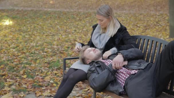 Pareja Joven Enamorada Banco Del Parque Con Espacio Para Copiar — Vídeo de stock