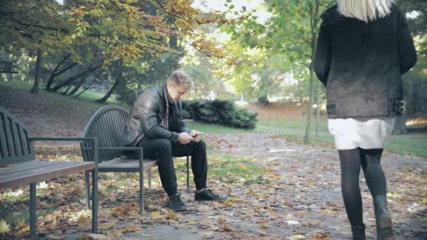 Una Donna Arrabbia Con Uomo Parco Che Guarda Lei Commenti — Video Stock