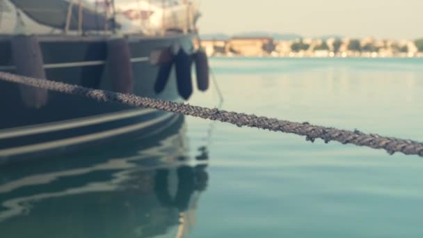 Легкий Постріл Пристикованого Човна Море Невеликим Фокусом Який Тягнеться Від — стокове відео