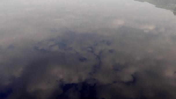 Gökyüzünden Çarpıcı Yansımaları Olan Sakin Bir Gölün Havadan Videosu Kamera — Stok video