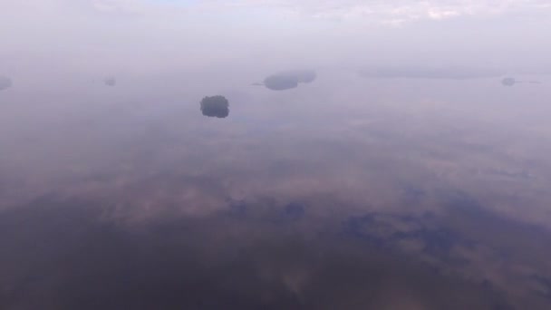 Finlandiya Şafak Vakti Küçük Adaları Olan Büyük Bir Gölün Insansız — Stok video