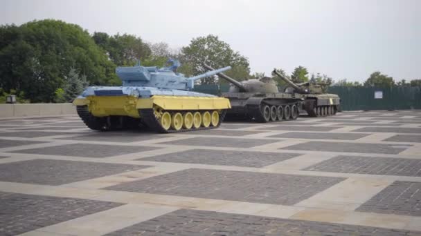 Ukrayna Renklerinde Iki Rus Tankına Karşı Bir Tank Görüntüsü — Stok video