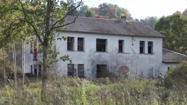 Casa Abandonada Durante Outono — Vídeo de Stock