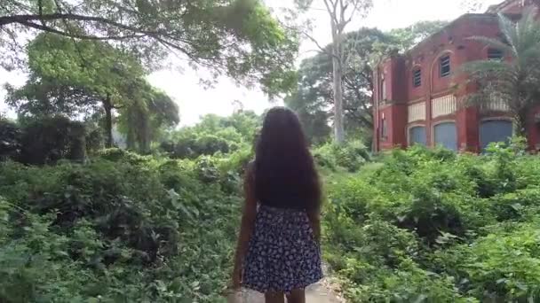 Gadis Muda Yang Cantik Berjalan Menuju Rumah Kosong Yang Menakutkan — Stok Video