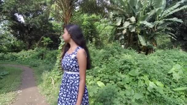 Испуганная Красивая Молодая Девушка Заблудилась Лесу Возле Заброшенного Дома Замедленная — стоковое видео