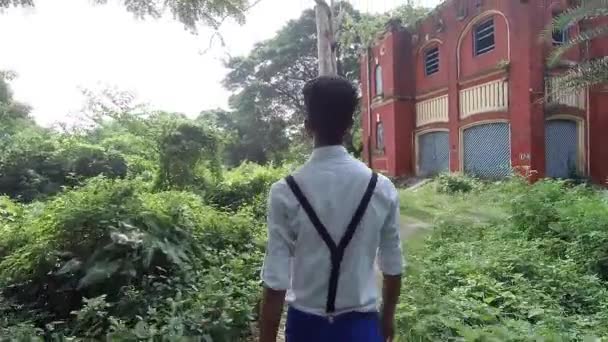 Stilvoller Einsamer Junger Mann Läuft Gruselig Verlassenem Haus Wald Entgegen — Stockvideo