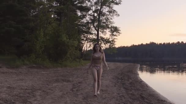 Gorąca Młoda Milenijna Kobieta Bikini Spacery Wzdłuż Plaży Zachodzie Słońca — Wideo stockowe