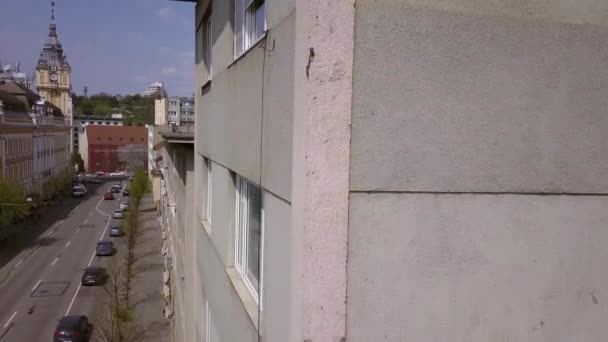 Drohnenschuss Der Seite Eines Gebäudes Zeigt Schließlich Einen Jungen Erwachsenen — Stockvideo
