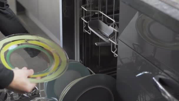 男は食器洗い機からきれいな料理を奪う — ストック動画