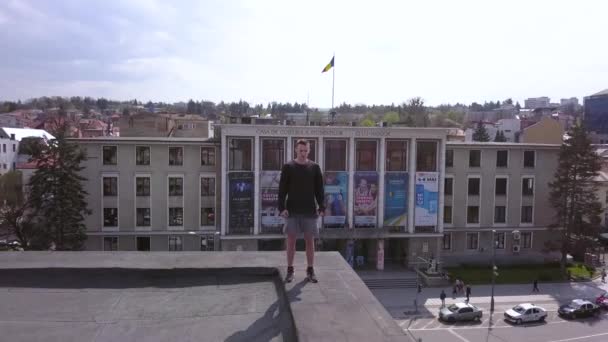 Aerial Drone Shot Tirando Hacia Atrás Para Revelar Corredor Parkour — Vídeo de stock