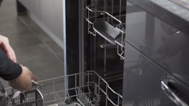 Mutfaktaki Adam Bulaşık Makinesinden Temiz Bulaşıkları Çıkarıyor — Stok video