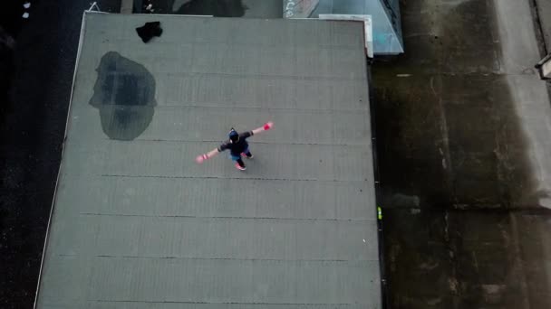 Közvetlen Felszíni Drón Lövés Fiatal Felnőtt Férfi Parkour Free Runner — Stock videók