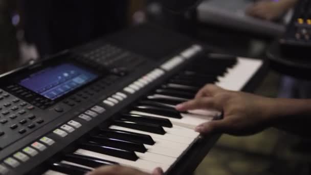 在键盘上演奏的音乐家 — 图库视频影像