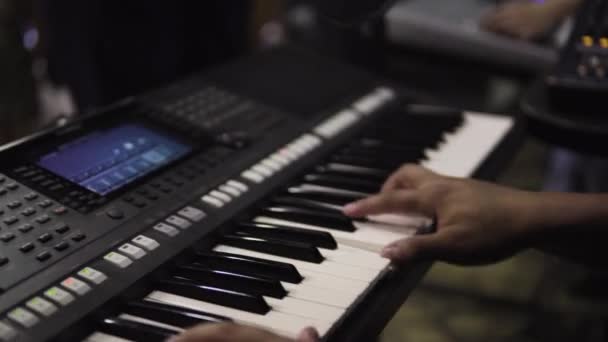 Músico Tocando Teclado — Vídeo de stock