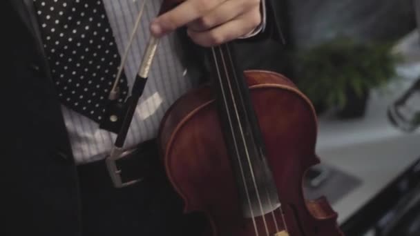 Μουσικός Στο Διάλειμμά Του Κρατά Βιολί Του — Αρχείο Βίντεο