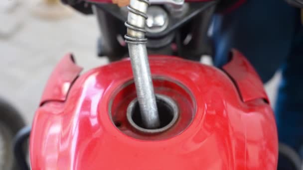 在印度的一个加油站 摩托车上满是汽油 — 图库视频影像