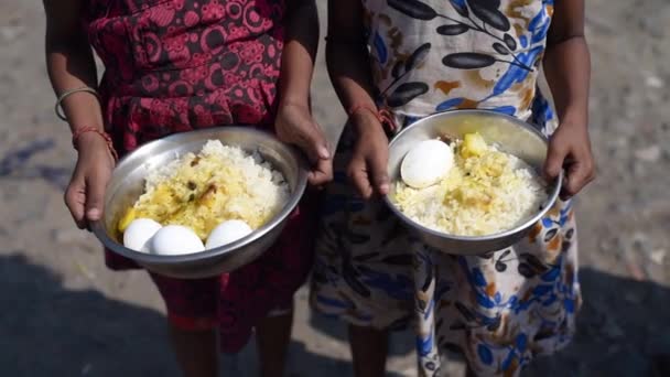 晴れた日にプレートに米や卵を保持貧しいと空腹アジアの子供たちは クローズアップ撮影 — ストック動画