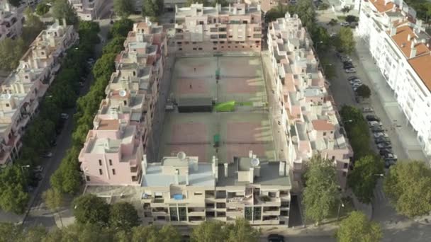 Binaların Ortasında Tenis Kortu Var — Stok video