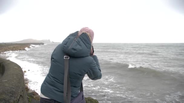 Female Photographer Taking Photos Rough Sea Photographer Cold Winter Day — Stock Video