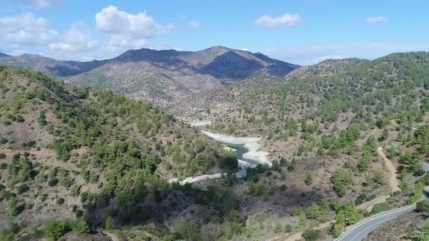Vliegtuig Drone Schot Vliegen Naar Bergen Farmakas Dam Cyprus — Stockvideo
