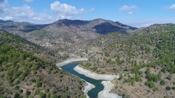 Широкий Обзор Воздуха Над Красивой Горной Долиной Плотине Фармакас Кипре — стоковое видео