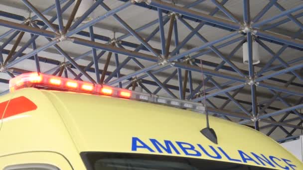 Close Van Een Gele Ambulance Met Knipperende Lichten — Stockvideo