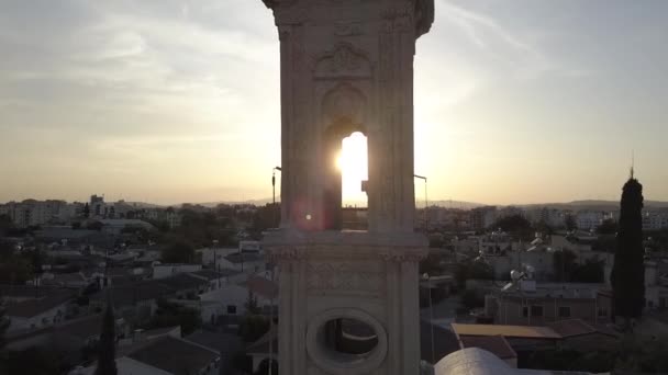 Luchtopname Rond Een Kerktoren Met Kerkklokken Rinkelend Bij Zonsondergang — Stockvideo