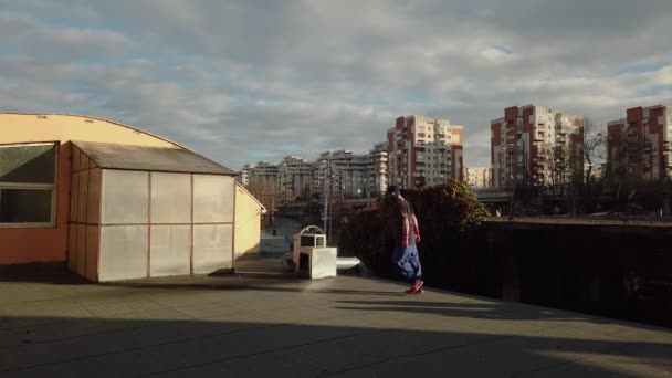 Young Adult Male Millennial Parkour Free Runner Doing Multi Spinning — Stockvideo