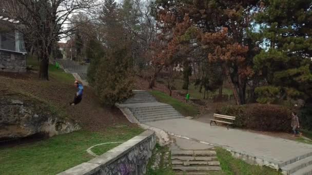 Tiro Dinâmico Jovem Adulto Masculino Parkour Free Runner Usando Parque — Vídeo de Stock