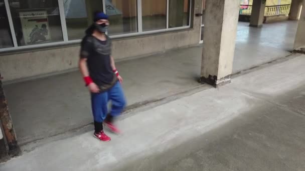 Panning Shot Masked Young Adult Mężczyzna Parkour Biegnący Przez Dach — Wideo stockowe
