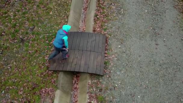 Nad Głową Ujęcie Młodego Dorosłego Mężczyzny Millennial Limping Treningu — Wideo stockowe