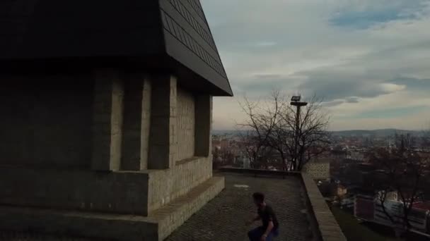 Fast Paced Aerial Drone Shot Millennial Young Adult Maschio Parkour — Video Stock