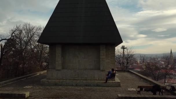 Aerial Drone Tracking Shot Young Adult Male Millennial Fazendo Parkour — Vídeo de Stock