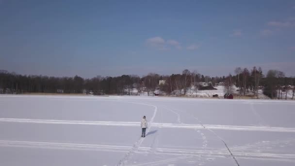 Overhead Follow Footage Lonesome Blonde Girl Slowly Walking Frozen Lake — Vídeos de Stock