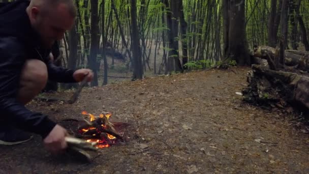 Άνθρωπος Φτιάχνει Κροτίδες Στο Δάσος Άνδρας Καυσόξυλα Campfire Και Μόνο — Αρχείο Βίντεο